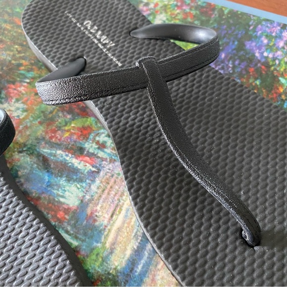 •Old Navy flip flops• Size 6 - Picture 4 of 5